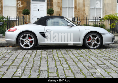 Porsche Boxster S soft Top teuren Sportwagen geparkt auf Kopfsteinpflaster in The Royal Crescent in Bath England im Herbst Stockfoto