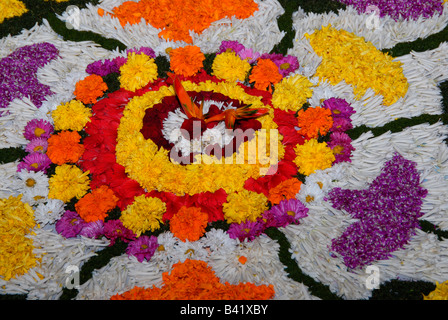 Blumenkunst (Pookklalam) von Kerala, Indien Stockfoto