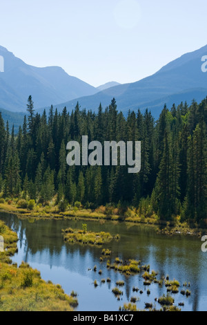 Sundance Reichweite und Mt Howard Douglas (alt 9440) mit dem dritten der Vermillion Seen - Banff, Alberta, Kanada Stockfoto