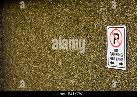 'Kein Parkplatz - Fire Lane' Schild an exponierten aggregierte Betonwand. Stockfoto