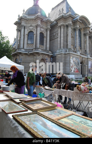 gemischte Sammlung von Krimskrams in Lille Braderie mit Palais des Beaux-Arts im Hintergrund Stockfoto