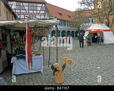 Ständen für den Verkauf Weihnachtsartikel im Park Schlosses mit dem Mittelalter in Büdingen Hessen Spiel Ritter Stockfoto