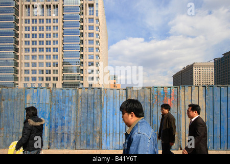 Menschen zu Fuß entlang einer Bau Website Horten, Peking, China Stockfoto