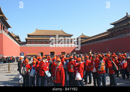 Schülerinnen und Schüler warten am Platz des himmlischen Friedens, Peking, China Stockfoto