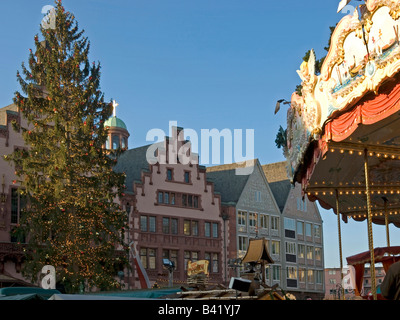 Weihnachtsbaum mit Lichterketten und eine frohe gehen rund auf der quadratischen Römer Römer Römerberg City Hall in Frankfurt Am Main Stockfoto