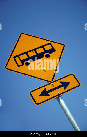 Gelben Bus Zeichen Posten auf einer Straße in Brisbane Australien Stockfoto