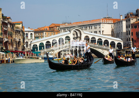 Nehmen eine Gondelfahrt in der Nähe der Rialto-Brücke in Venedig Italien Stockfoto