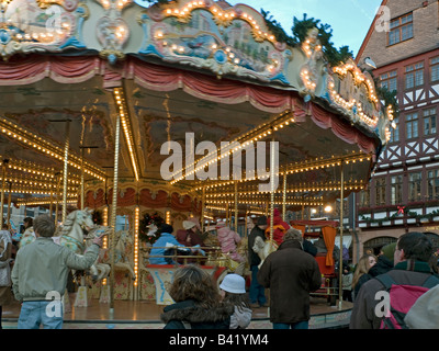 Weihnachtsmarkt mit merry Go rund mit Licht für Kinder unterwegs Eltern suchen Platz Römer Römer Römerberg Stockfoto