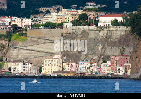 Beliebten Resorts befinden sich an der Amalfiküste in Kampanien in Süditalien (italienische Riviera) Stockfoto