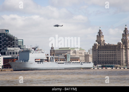 Royal Navy Lynx Hubschrauber fliegen über Liverpool und RFA Lyme Bay als Teil des Tall Ships Race parade Stockfoto