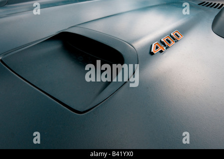 Pontiac Firebird Haube Detail mit Lufteinlässen und 400 Kubikzoll Motor Abzeichen Stockfoto