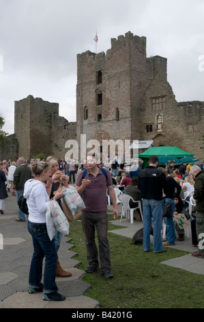 Menschen Essen im Inneren des Schlosses Food Festival Ludlow Shropshire England UK Stockfoto