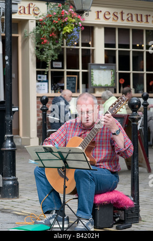 Applying Mann spielt akustische Gitarre Straßenmusik auf der Straße Food Festival Ludlow Shropshire England UK Stockfoto