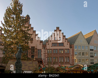 Weihnachtsbaum mit Lichterketten und Ständen Hintergrund Rathaus Statue Justitia quadratische Römer Römer Römerberg Frankfurt Stockfoto