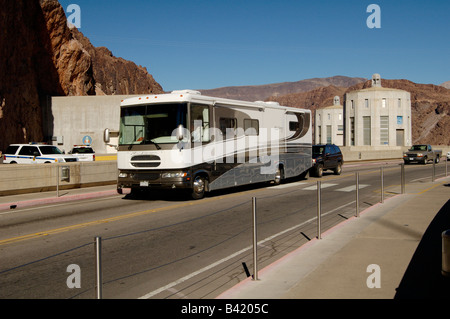 Reiseverkehr über den Hooverdamm auf die Lake Mead national Recreation area Stockfoto