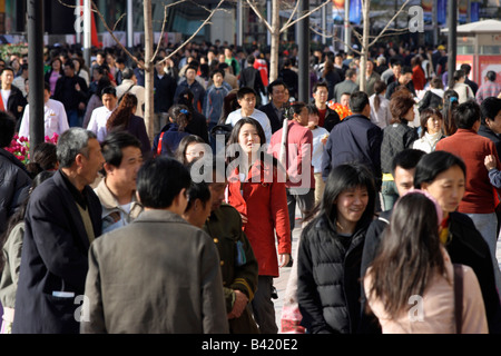 Frau stand in der Menge an der Wangfujing Street, Beijing, China Stockfoto