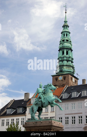 St. Nikolaj-Kirche und Absalon statue Stockfoto