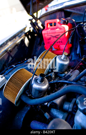 Einen Volvo Wettbewerb Auto Motorraum und eine temporäre Wasserflasche ausgestattet mit einem lustigen Zeichen erfordern es mit Bier gefüllt werden. Stockfoto