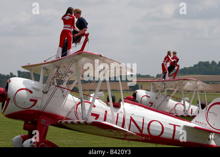 Freiwillige Flügel Wanderer Stähle ihre Nerven für Take-off.as, die sie zu den Team-Guinot-Ebenen in Middle Wallop Airshow geschnallt werden. Stockfoto