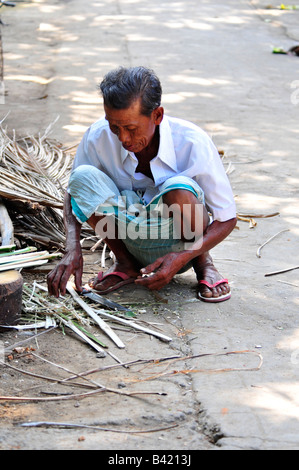 Bali Aga Dorfleben, Mann, Semberan, Bali Aga Dorf, Nordbali, Indonesien Stockfoto