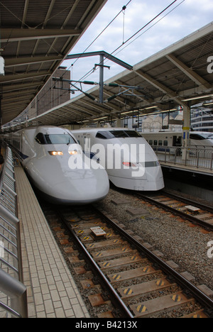 Zwei modernistischen Shinkansen-Züge, von verschiedenen Stilen, ziehen Sie in die Plattform auf der Japan Railways-Linie in Tokio. Stockfoto