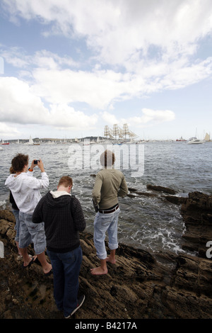 Young People Watching Beginn von Falmouth nach Funchal Bein 2008 Tall Ships Race, Pendennis Punkt, Falmouth Stockfoto