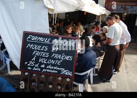 Kellner servieren Börsenspekulanten Essen Moules an Braderie von Lille Frankreich Stockfoto