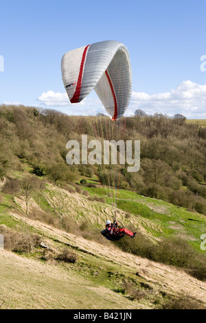 Paragliding auf die Cotswold Böschung am Haresfield-Hügel, Gloucestershire Stockfoto