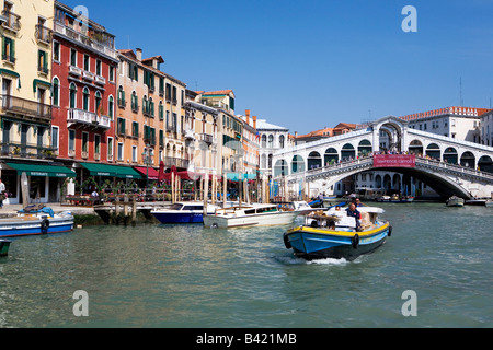 Blick auf den Canal Grande in Richtung Ponte Di Rialto Brücke Venedig Italien Stockfoto