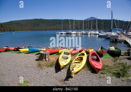 Kajaks, Segelboote und einen Blick auf Elk See entlang der Cascade-Seen-Autobahn in der Nähe von Bend Oregon Stockfoto