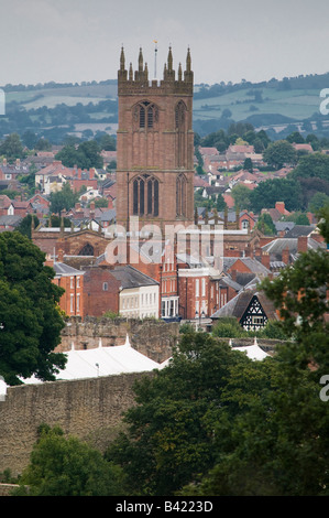 St. Laurence Kirche und Turm dominiert der ländlichen Markt Stadt von Ludlow Shropshire England UK Stockfoto