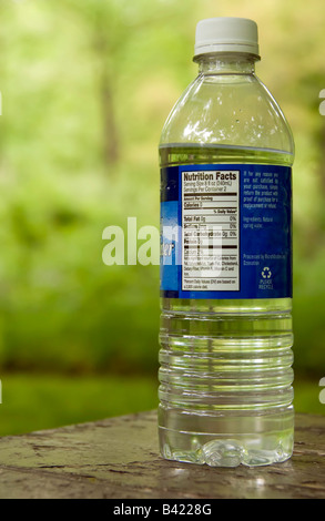 Mineralwasser in der Nähe von Ecke der Picknick-Tisch mit Fokus auf Etikett Stockfoto