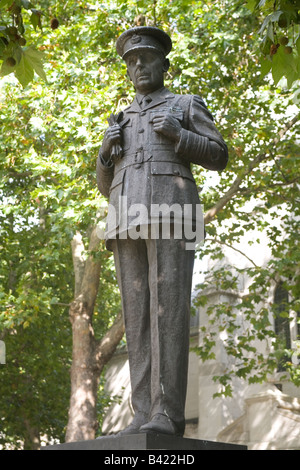 England London Air Chief Marshal Lord Dowding Statue vor StClementDanes Kirche im Strang Stockfoto