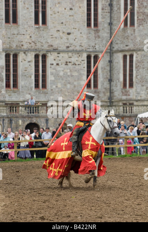 Ein galoppierender Ritter zu Pferd unterhält das Publikum während ein Turnier Re-Enactment Lulworth Castle in Dorset England UK Stockfoto