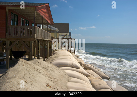 Massive Sandsäcke Versuch, die Vordringenden Tide in Ocean Isle Beach nc, wo das Meer Land zurückgefordert hat zu halten Stockfoto