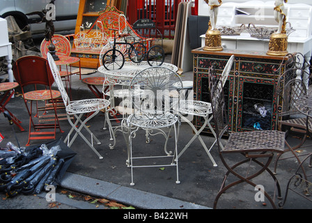 gemischte Sammlung von Trödel an Braderie von Lille Frankreich Stockfoto