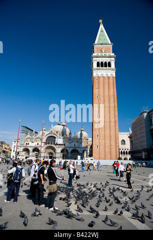 Tourist-feeds Tauben in der Piazza San Marco unter den Campanile-Venedig-Italien Stockfoto