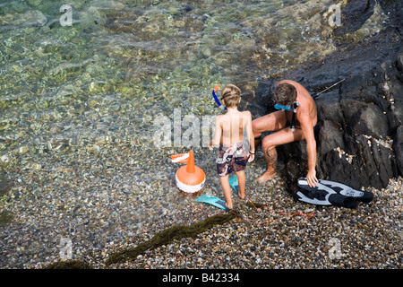 Vater und Sohn Tauchen In Collioure Frankreich Stockfoto