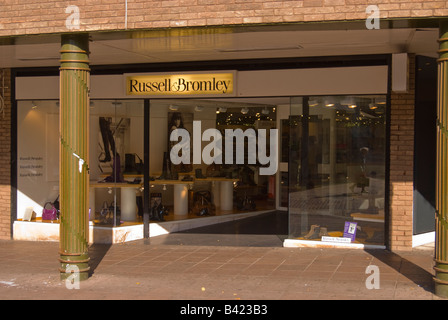 Russell & Bromley Schuh-Shop in Norwich, Norfolk, Großbritannien Stockfoto