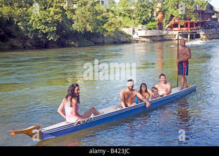 Familie mit Freunden in einem "Dajak Boot" punt Boot der Gondel der Stadt Banja Luka, Bosnien, der Republika Srpska Stockfoto