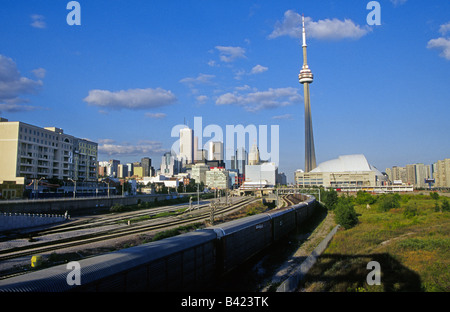 Ein Güterzug tritt am Stadtrand von Toronto Kanada Stockfoto