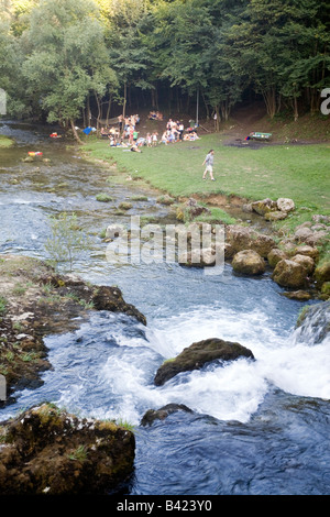 Bach Krupa ist ein beliebter Ort für Picknick und Cool aus heißen Sommertagen Bosnien RS Stadtrand von Banja Luka Stockfoto