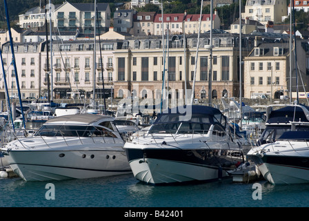 Finanzplatz und Motorboote in Marina, St. Peter Port, Guernsey. Stockfoto