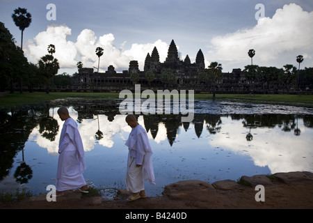 Mönche im Tempel von Angkor Wat, Kambodscha Stockfoto