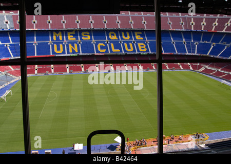 Blick auf das Camp Nou Spielfeld aus der Kommentator Box hoch über der Haupttribüne Stockfoto