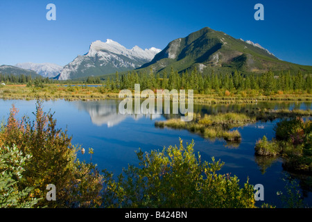 Mt Rundle (alt 9575) und Sulphur Mountain (alt 8040) mit dem dritten der Vermillion Seen - Banff, Alberta, Kanada Stockfoto