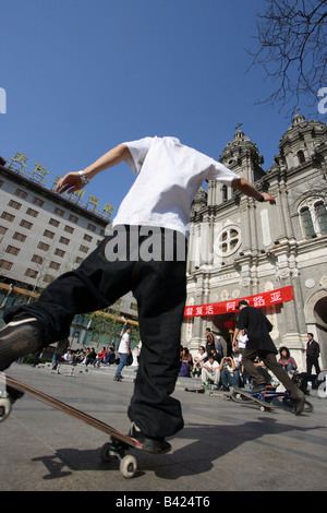 Skateboarder Kunststücke vor der Kirche, Peking, China Stockfoto