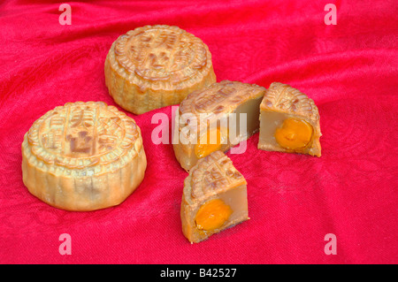 Chinesischen Mondkuchen. Mondkuchen sind chinesische Gebäck während der Mid-Autumn Festival traditionell gegessen. Stockfoto