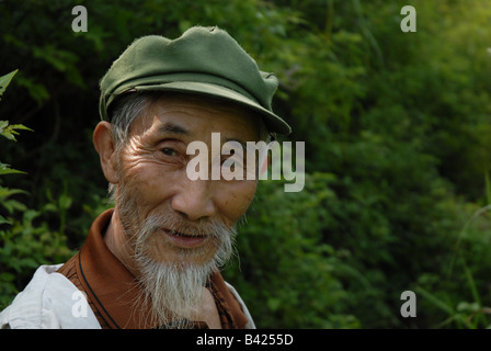 Ein Mann auf seinem Weg in ein kleines Dorf in China für Markttag. Stockfoto