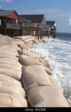 Massive Sandsäcken versucht die vordringenden Flut in Ocean Isle Beach NC zurückzuhalten wo das Meer Land zurückgefordert hat Stockfoto